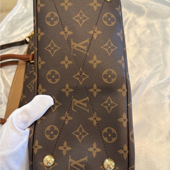 Louis Vuitton Pallas MM Monogram - Picture 12 of 17